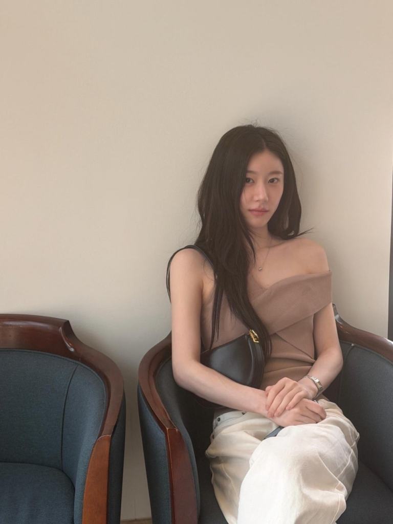 ITZY 채령 오프 숄더 니트 러브 보니토